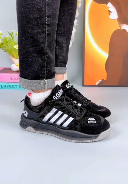 Men's casual sports shoes with gray striped letters