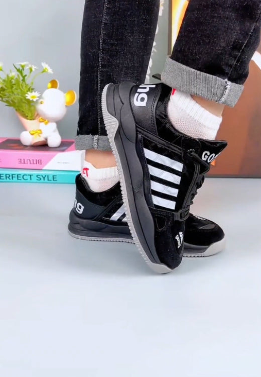 Men's casual sports shoes with gray striped letters