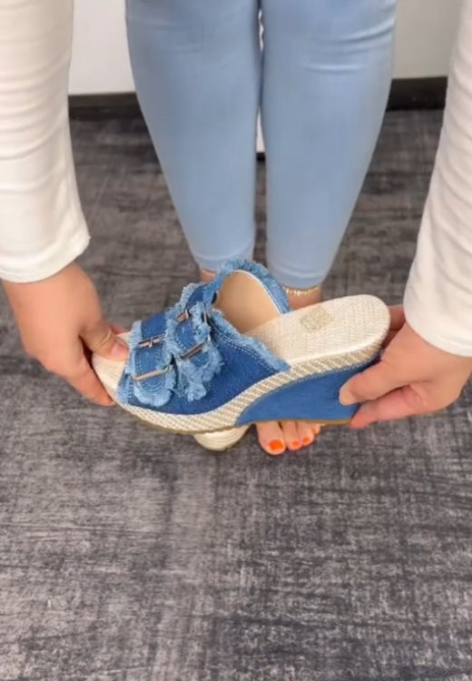 Jeans with double buttons and wedges are popular slippers