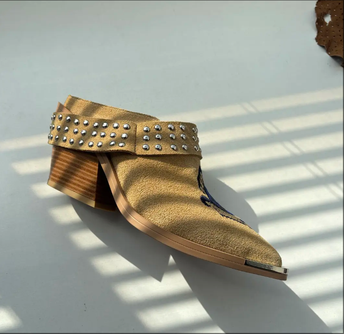 Leather summer wear semi-drag thick heel Baotou rivet embroidery temperament sandals