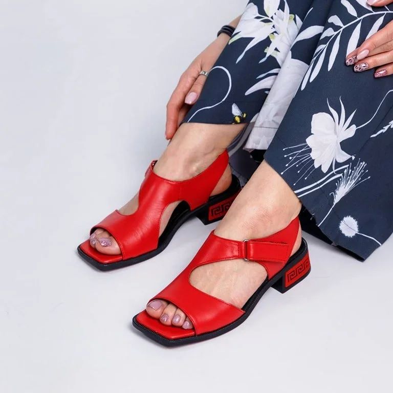 Chic casual leather sandals