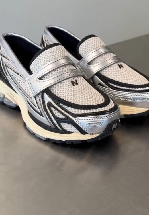 Fashionable and comfortable silver and black one-pedal sneakers
