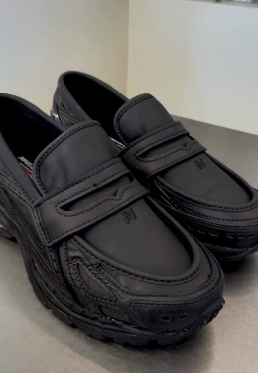 Stylish and comfortable black one-pedal sneakers