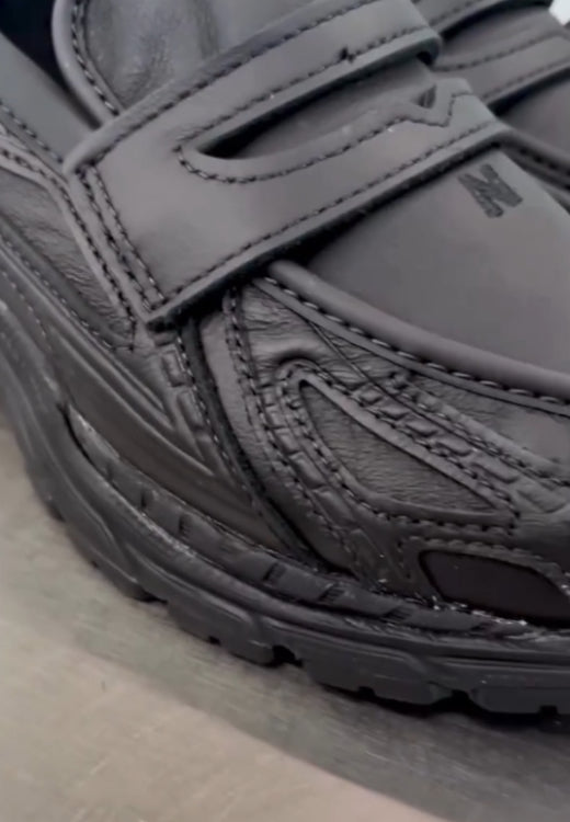 Stylish and comfortable black one-pedal sneakers