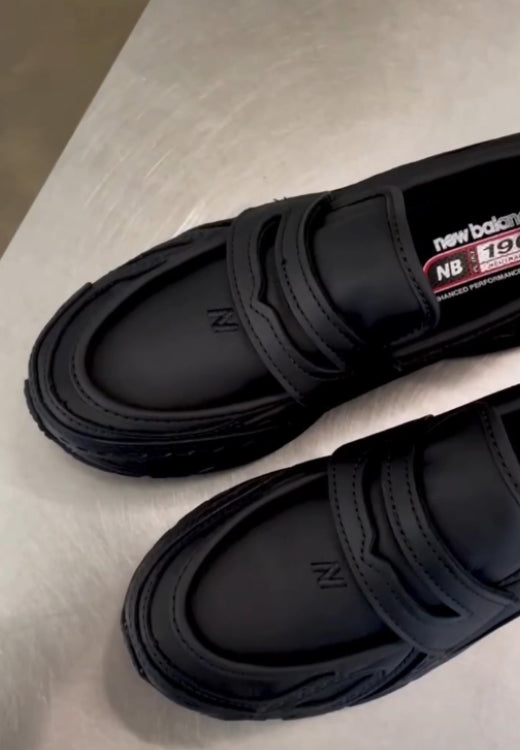 Stylish and comfortable black one-pedal sneakers