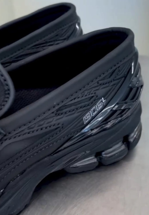 Stylish and comfortable black one-pedal sneakers