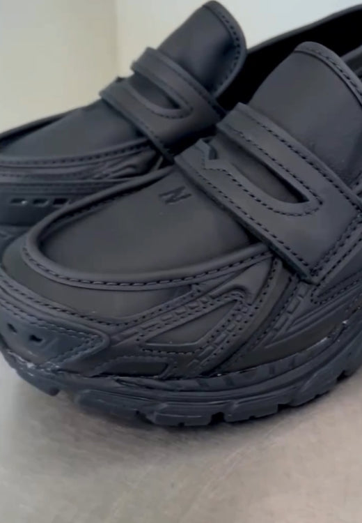 Stylish and comfortable black one-pedal sneakers