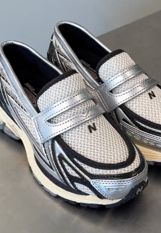 Fashionable and comfortable silver and black one-pedal sneakers