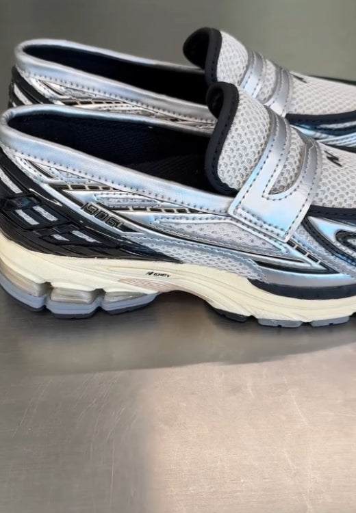 Fashionable and comfortable silver and black one-pedal sneakers