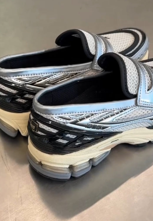 Fashionable and comfortable silver and black one-pedal sneakers