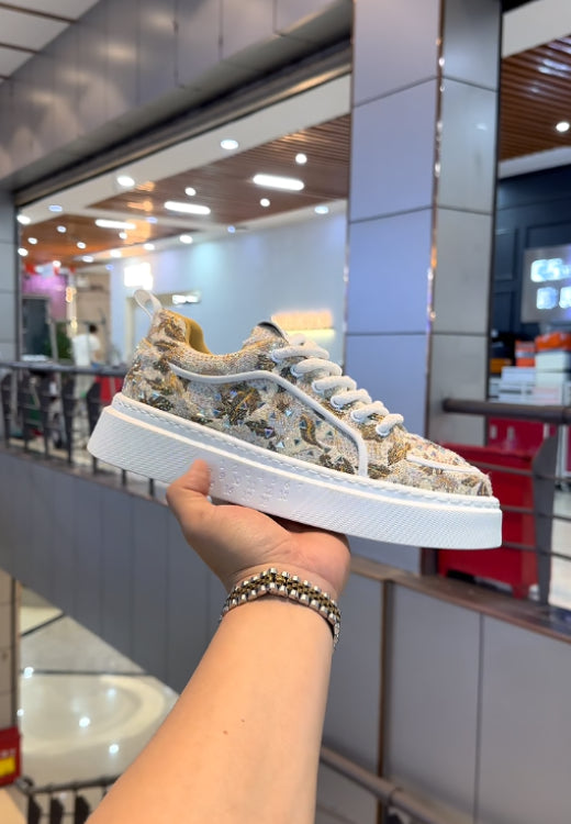 Men's embroidered leisure shoes