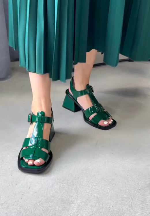 Retro and elegant Roman sandals in green patent leather