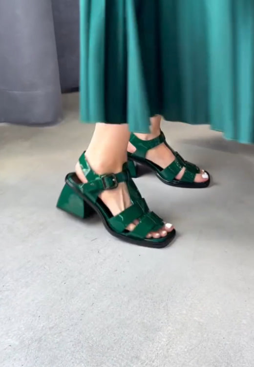 Retro and elegant Roman sandals in green patent leather