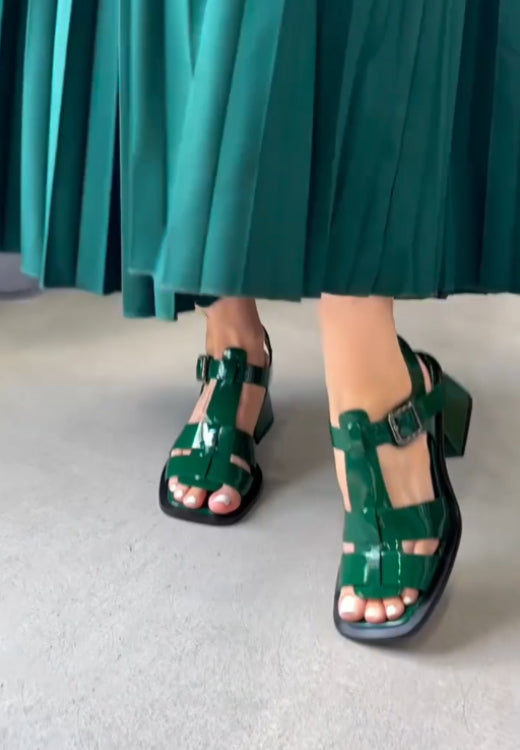 Retro and elegant Roman sandals in green patent leather