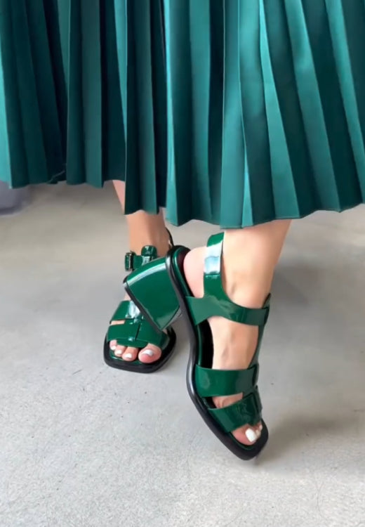 Retro and elegant Roman sandals in green patent leather