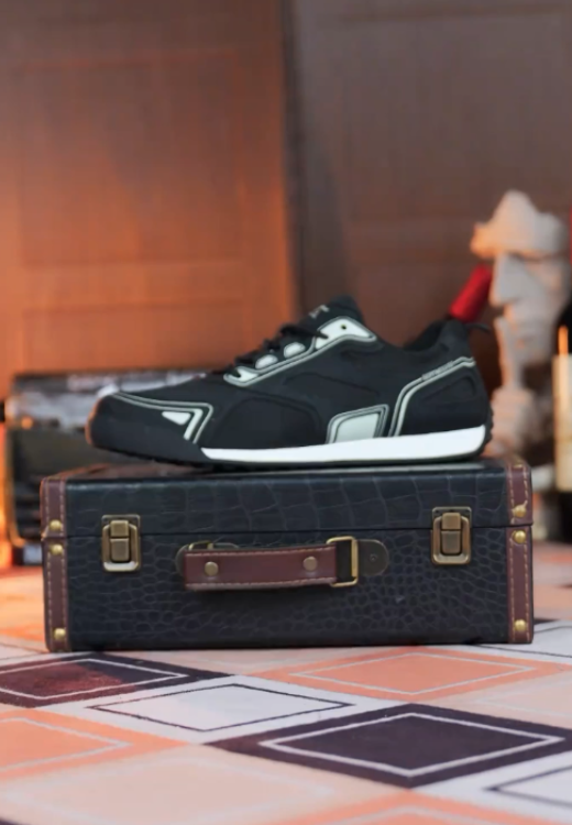 Men's black and white color matching casual shoes