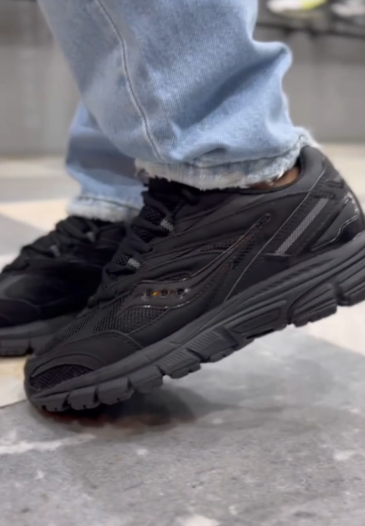 Men's casual shoes with elastic mesh soles