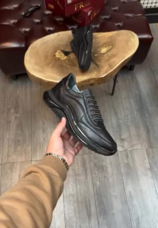 Men's streamlined black leather sneakers