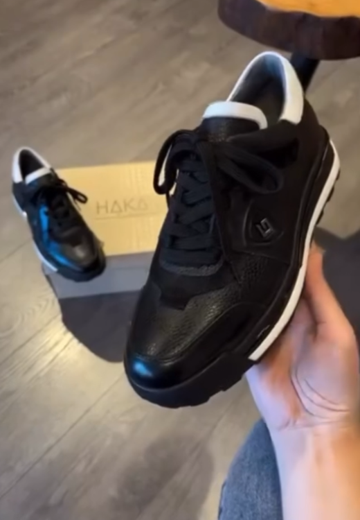 Higher quality square metal standard black and white tail sports shoes