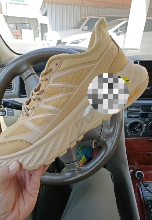 Light khaki heightening sneakers