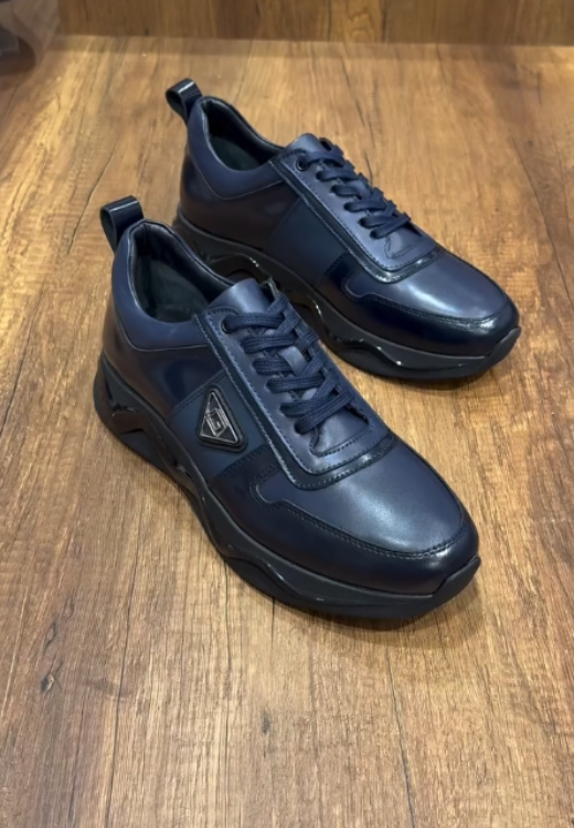 Men's high-quality triangular logo sneakers with wavy soles