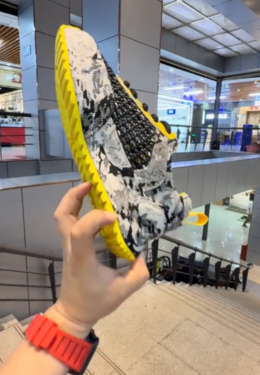Black-and-white printed sports shoes for increasing breathability and comfort