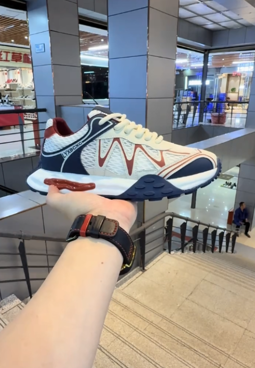 Wave line chart color matching breathable sneakers