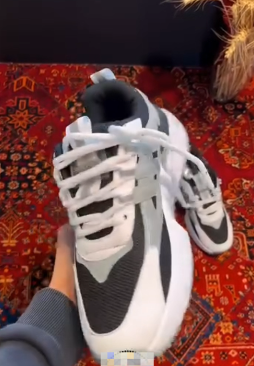 Men' s black and white slash sneakers
