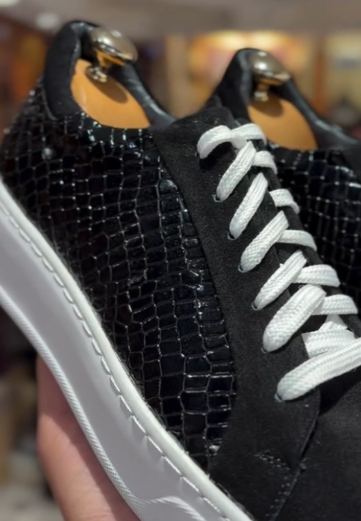 Black shiny crocodile stitching shoes
