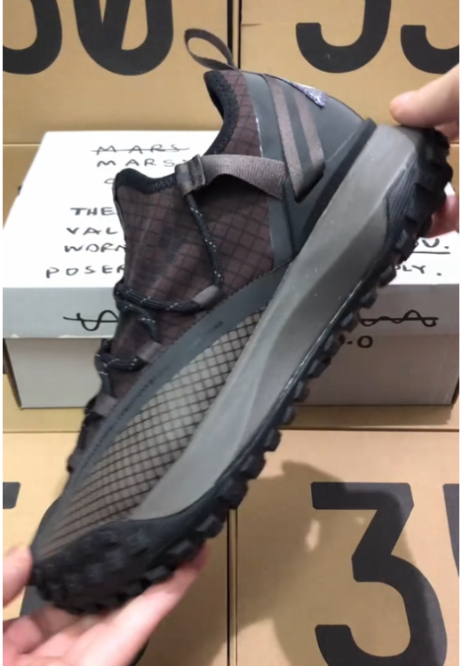 Non-slip sneakers