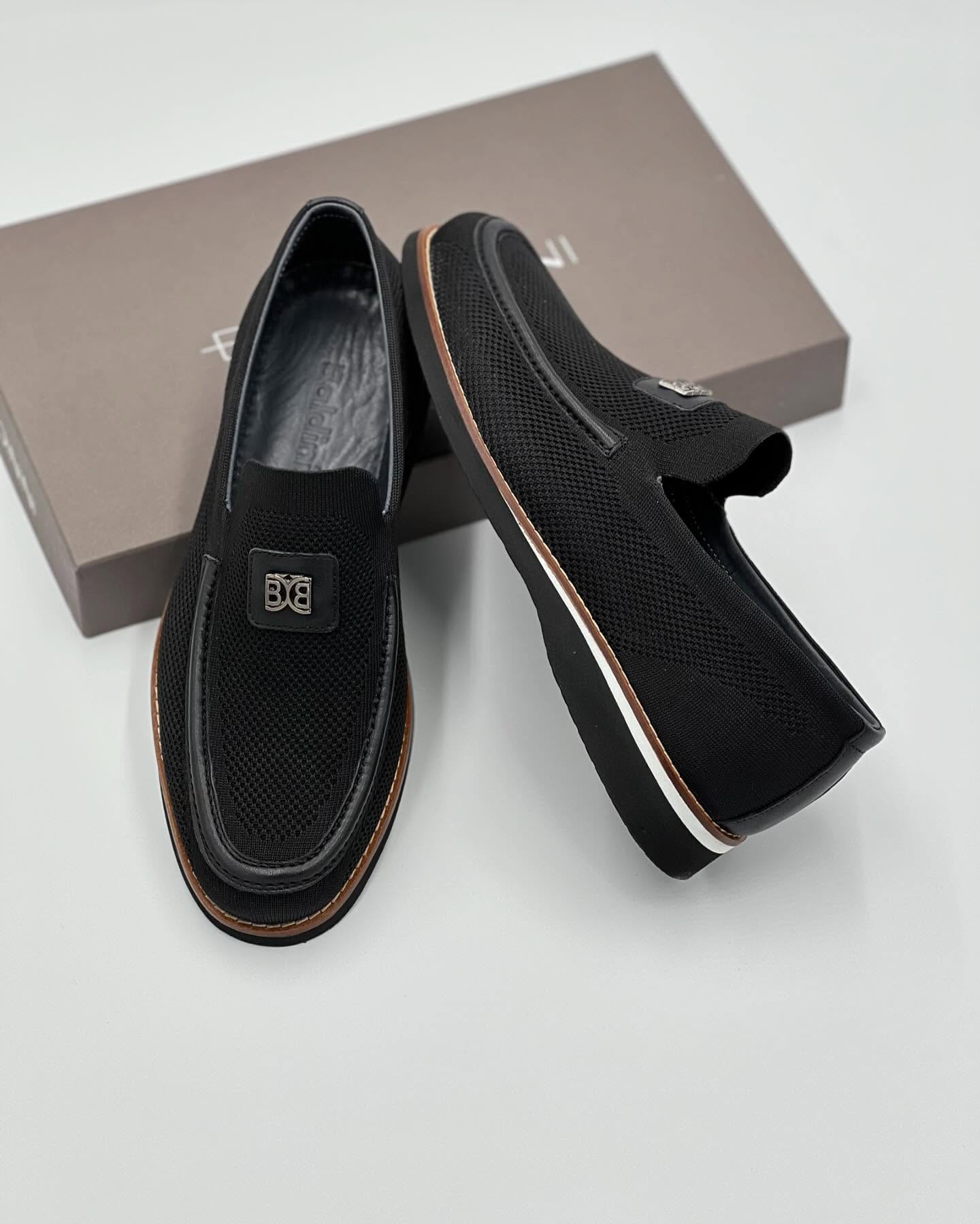 Men's high-quality breathable metal logo casual shoes