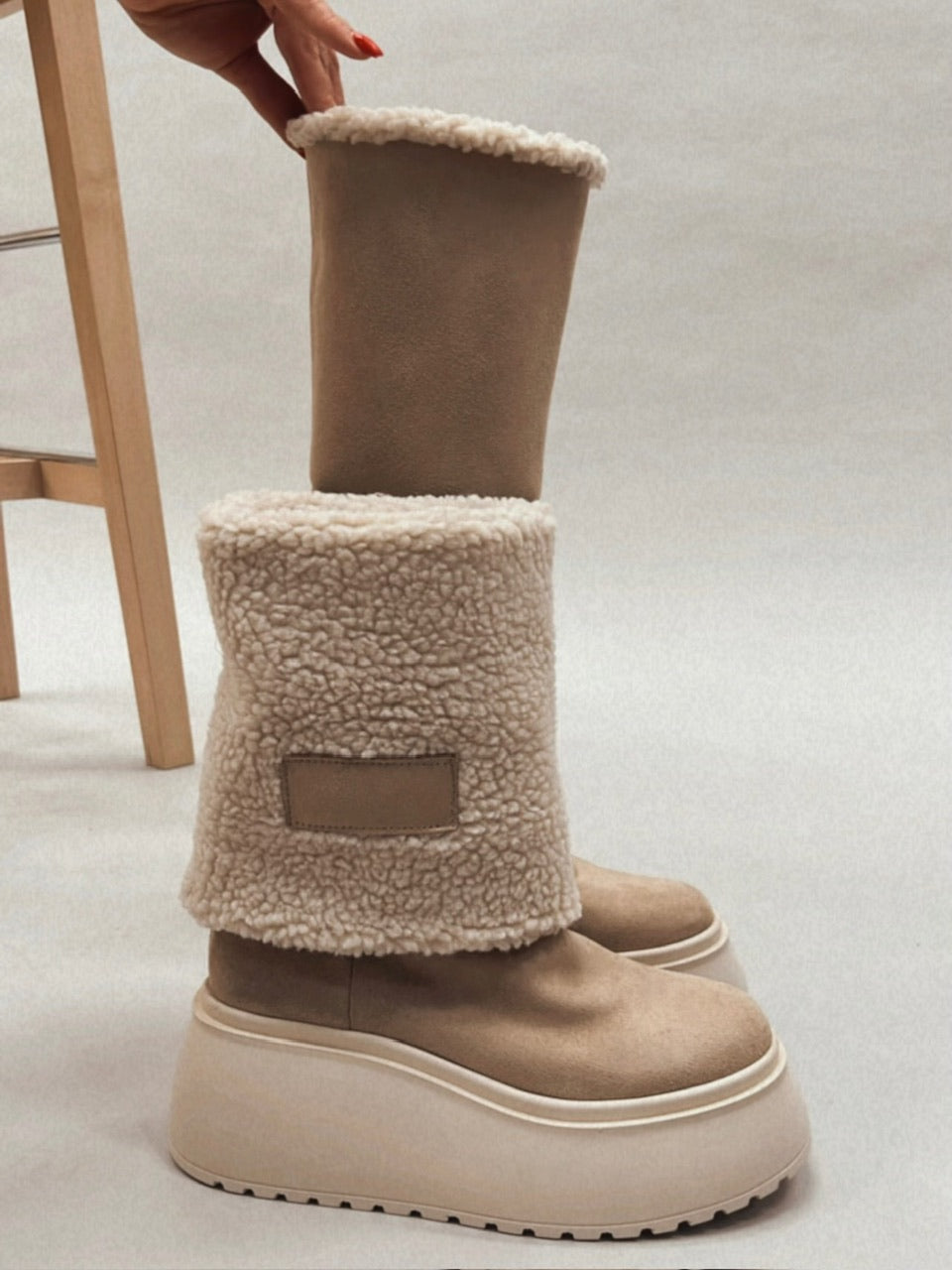 Comfortable and versatile mid-calf fur boots