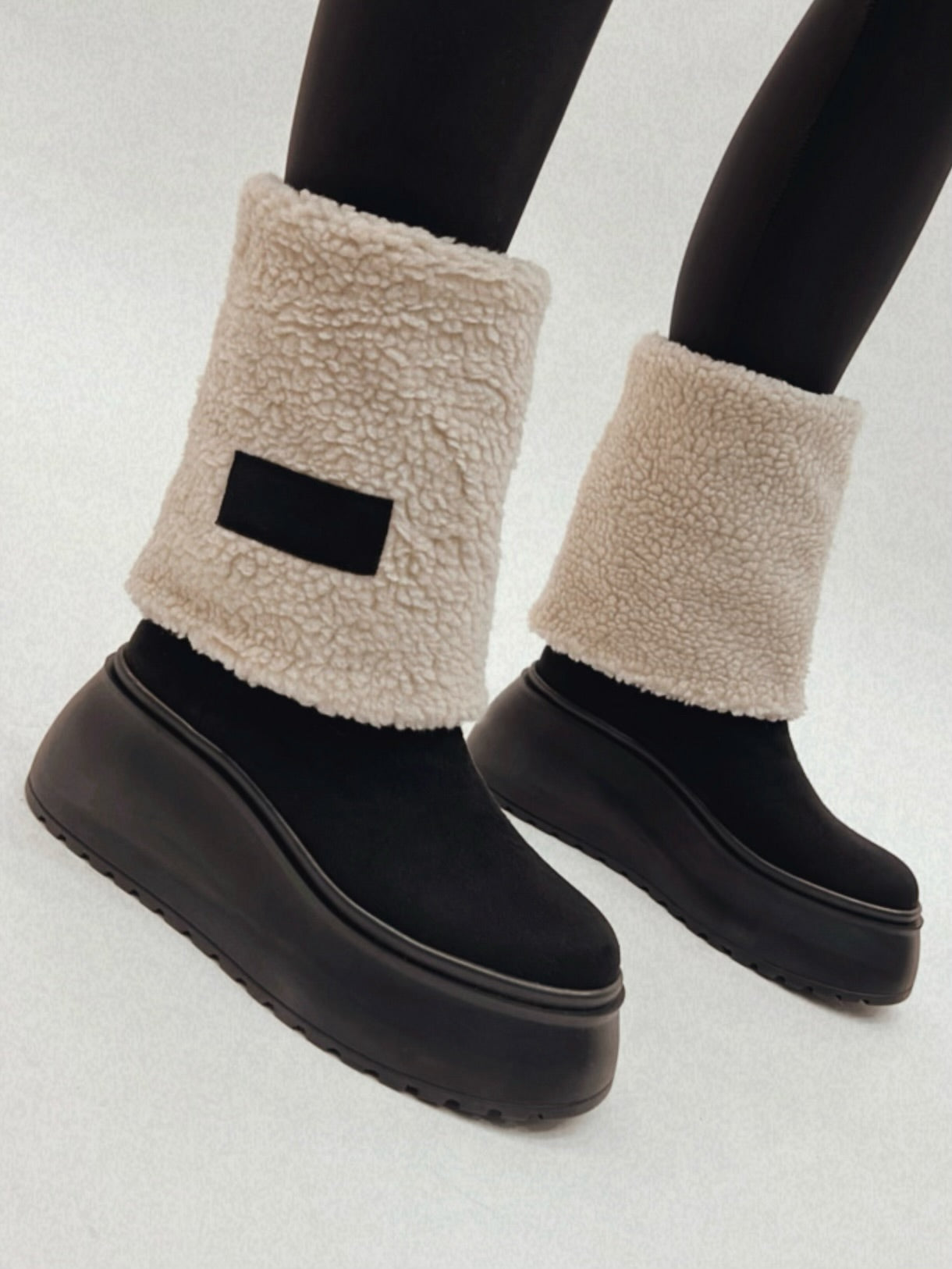 Comfortable and versatile mid-calf fur boots