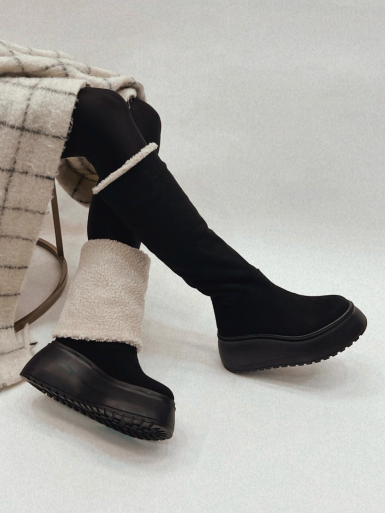 Comfortable and versatile mid-calf fur boots