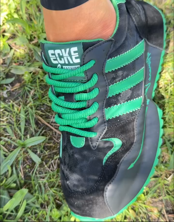 Fashion black and green color matching casual sports shoes